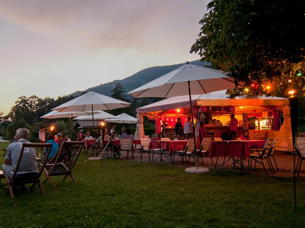 restaurant-neuhaus-zum-see-abend-laguna-gaeste-wiese.jpg