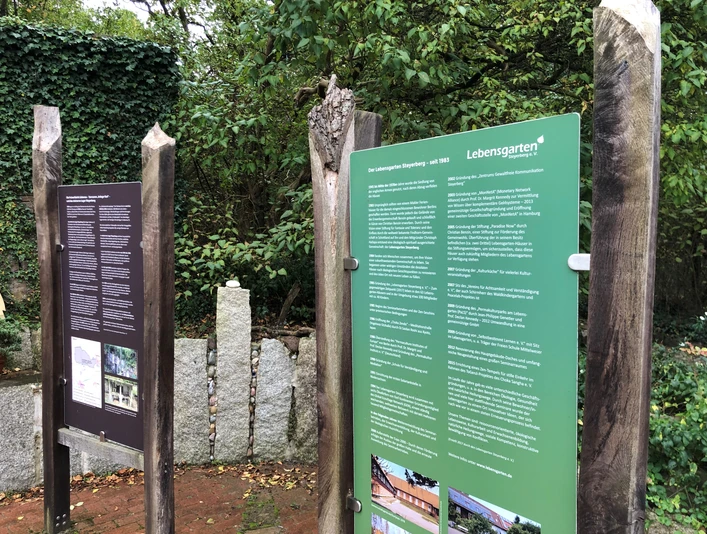 Lebensgarten Steyerberg Lebensgarten Steyerberg mit Informationstafeln umgeben von üppigem Grün und Natursteinen.Lebensgarten Steyerberg with information boards surrounded by lush greenery and natural stones.Lebensgarten Steyerberg med informationstavler omgivet af frodigt grønt og natursten.Lebensgarten Steyerberg met informatieborden omgeven door weelderig groen en natuurstenen.