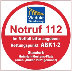 Notruf-Schild auf Viadukt-Wanderweg: Kennzeichnung Rettungspunkt ABK1-2 am Heinrich-Mertens-Platz.