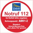 Notruf-Schild auf Viadukt-Wanderweg: Kennzeichnung Rettungspunkt ABK1-2 am Heinrich-Mertens-Platz.