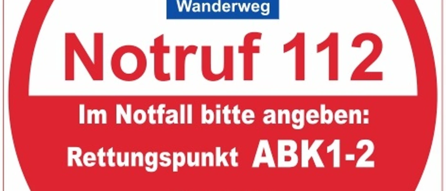 Rettungspunkt ABK1-2 Notruf-Schild auf Viadukt-Wanderweg: Kennzeichnung Rettungspunkt ABK1-2 am Heinrich-Mertens-Platz.