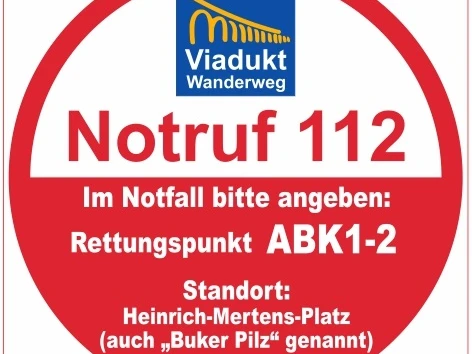 Rettungspunkt ABK1-2 Notruf-Schild auf Viadukt-Wanderweg: Kennzeichnung Rettungspunkt ABK1-2 am Heinrich-Mertens-Platz.