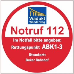 Rettungspunkt ABK1-3 Runder Notfallhinweis mit Rettungspunkt ABK1-3 am Viadukt Wanderweg, Standpunkt Buker Bahnhof.