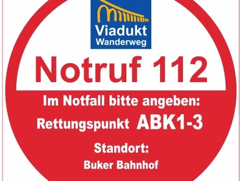 Rettungspunkt ABK1-3 Runder Notfallhinweis mit Rettungspunkt ABK1-3 am Viadukt Wanderweg, Standpunkt Buker Bahnhof.
