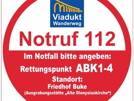 Rundes Schild mit Hinweis auf Notrufnummer 112, Rettungspunkt ABK1-4 am Viadukt Wanderweg.