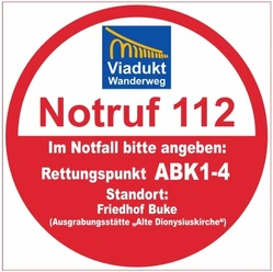 Rettungspunkt ABK1-4 Rundes Schild mit Hinweis auf Notrufnummer 112, Rettungspunkt ABK1-4 am Viadukt Wanderweg.
