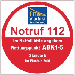Roter Notrufpunkt-Aufkleber mit der Aufschrift "Rettungspunkt ABK1-5" und Notrufnummer 112.