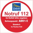 Roter Notrufpunkt-Aufkleber mit der Aufschrift "Rettungspunkt ABK1-5" und Notrufnummer 112.