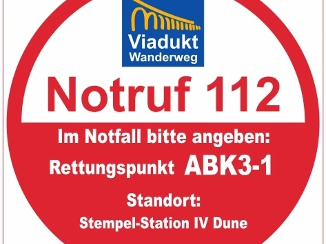 Rettungspunkt ABK3-1 Runder Notfallhinweis der Viadukt Wanderweg mit Notrufnummer 112 und Rettungspunkt ABK3-1.