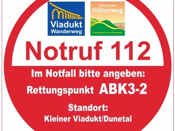Hinweis auf Rettungspunkt ABK3-2 bei Notfällen entlang des Viadukt Wanderwegs, Nähe Paderborner Höhenweg.