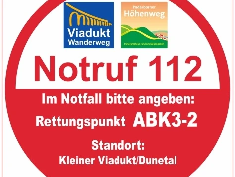 Rettungspunkt ABK3-2 Hinweis auf Rettungspunkt ABK3-2 bei Notfällen entlang des Viadukt Wanderwegs, Nähe Paderborner Höhenweg.