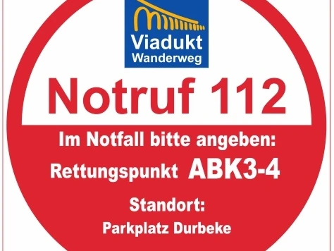 Rettungspunkt ABK3-4 auf rotem Schild, bietet Notrufhilfe am Viadukt Wanderweg, Standort Parkplatz Durbeke.