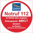 Roter Rettungspunkt ABK3-7 Schild mit Notruf 112 Info auf Viadukt Wanderweg nahe der Aussichtsplattform.