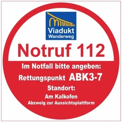 Rettungspunkt ABK3-7 Roter Rettungspunkt ABK3-7 Schild mit Notruf 112 Info auf Viadukt Wanderweg nahe der Aussichtsplattform.
