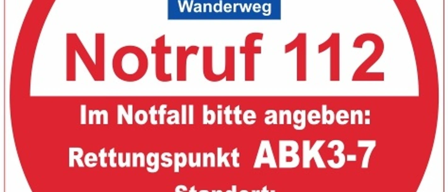 Rettungspunkt ABK3-7 Roter Rettungspunkt ABK3-7 Schild mit Notruf 112 Info auf Viadukt Wanderweg nahe der Aussichtsplattform.