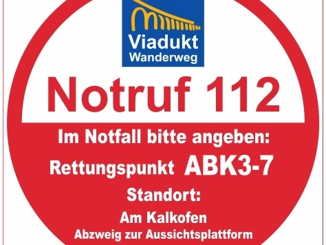 Rettungspunkt ABK3-7 Roter Rettungspunkt ABK3-7 Schild mit Notruf 112 Info auf Viadukt Wanderweg nahe der Aussichtsplattform.