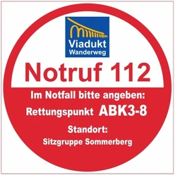 Rettungspunkt ABK3-8 Roter Kreis mit Notrufnummer 112, Hinweis auf Rettungspunkt ABK3-8, bei Sitzgruppe Sommerberg.
