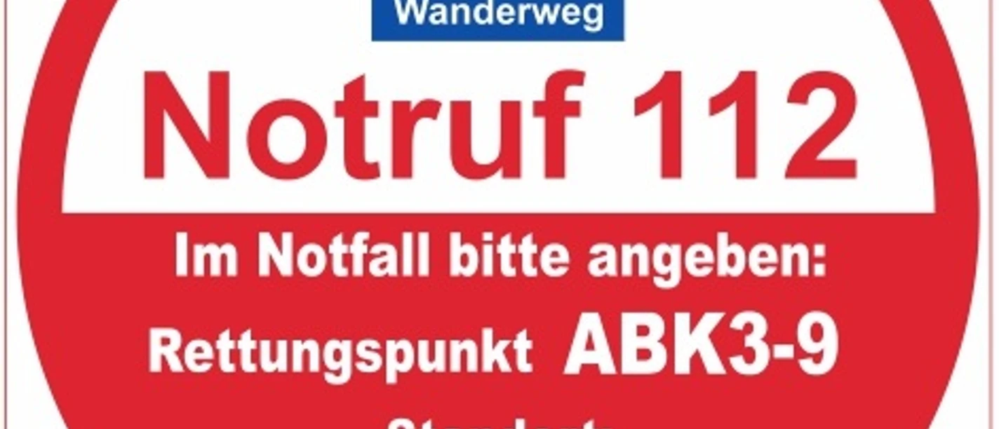 Notfall-Punkt ABK3-9 am Viadukt Wanderweg, markiert für Rettung unter Notruf 112, in schöner Umgebung.