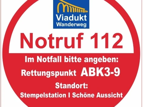 Notfall-Punkt ABK3-9 am Viadukt Wanderweg, markiert für Rettung unter Notruf 112, in schöner Umgebung.