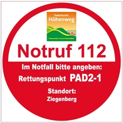 Runder Rettungspunkt-Hinweis PAD2-1 auf dem Paderborner Höhenweg für Notfälle am Standort Ziegenberg.