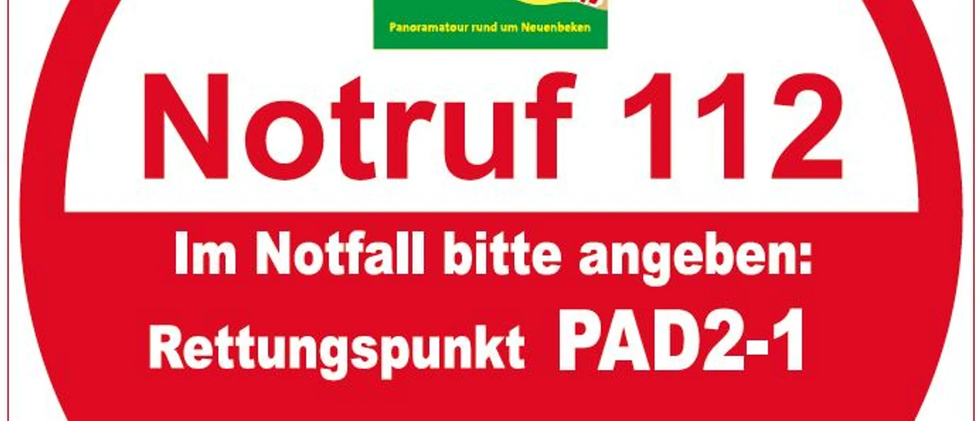 Runder Rettungspunkt-Hinweis PAD2-1 auf dem Paderborner Höhenweg für Notfälle am Standort Ziegenberg.