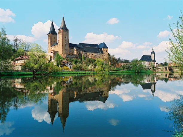 Schloss Rochlitz Schloss Rochlitz spiegelt sich malerisch im ruhigen Wasser der umliegenden Flußlandschaft wider.