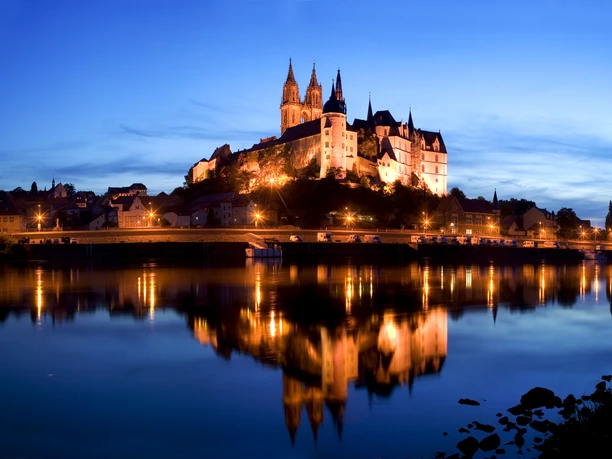 Albrechtsburg in Meissen DEU/sachsen/dresden/Sylvio Dittrich/Honorarpflichtiges Foto! Kontakt T.:01772156417 Meissen, Blick ueber die Elbe zum Burgberg. 929 gegrundet, gilt auch als die Wiege Sachsens. Bekannt ist Meissen auch als Produktionsstaette des Meissner Porzellans. Die historische Altstadt wird von der gotischen Albrechtsburg und dem fruegotischen Dom uberragt.