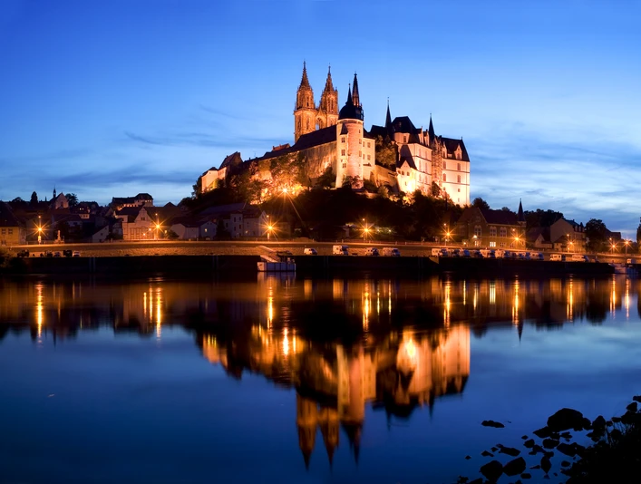 Albrechtsburg in Meissen DEU/sachsen/dresden/Sylvio Dittrich/Honorarpflichtiges Foto! Kontakt T.:01772156417 Meissen, Blick ueber die Elbe zum Burgberg. 929 gegrundet, gilt auch als die Wiege Sachsens. Bekannt ist Meissen auch als Produktionsstaette des Meissner Porzellans. Die historische Altstadt wird von der gotischen Albrechtsburg und dem fruegotischen Dom uberragt.