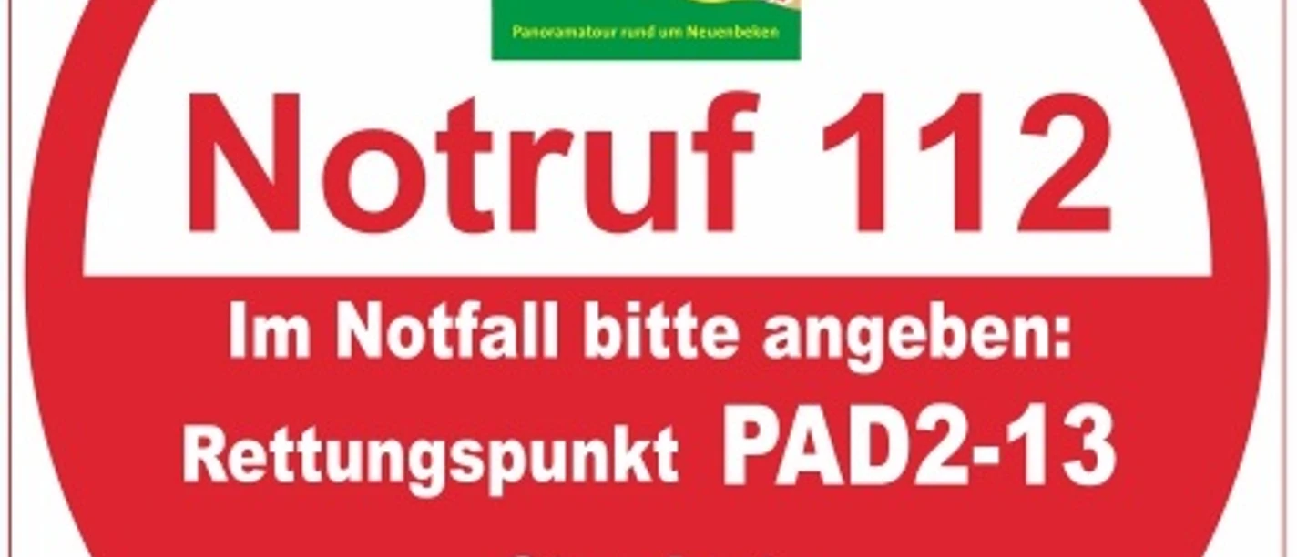 Roter Notruf-Hinweis Paderborner Höhenweg, PAD 2-13, für schnelle Hilfe in Notfällen.