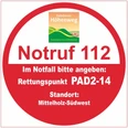 Rundschild mit Notrufhinweisen für Rettungspunkt PAD2-14 am Paderborner Höhenweg, Standort Mittelholz-Südwest.