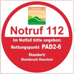 Runder Rettungspunkt PAD2-6 Schild bei Steinbruch Hanstein mit Notruf 112 Hinweis im Paderborner Höhenweg.