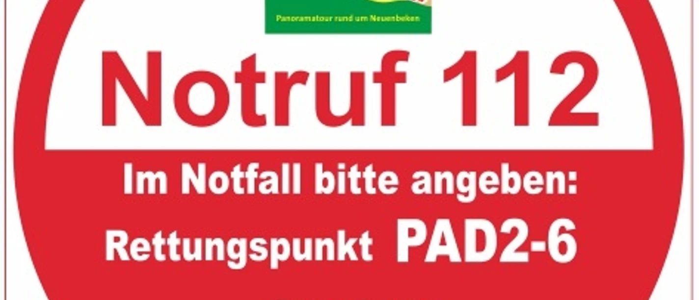 Rettungspunkt PAD2-6 Runder Rettungspunkt PAD2-6 Schild bei Steinbruch Hanstein mit Notruf 112 Hinweis im Paderborner Höhenweg.
