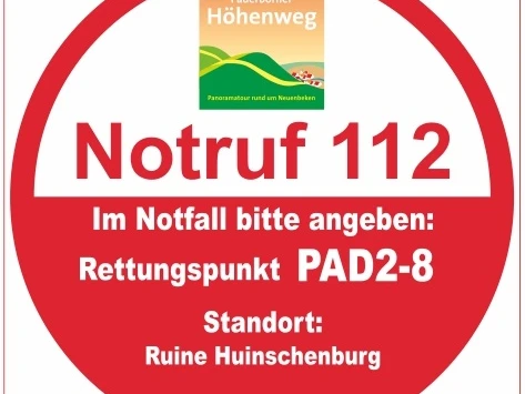 Rettungspunkt PAD2-8 an der Ruine Huinschenburg für Notfälle, Notruf 112 angeben, Paderborner Höhenweg.