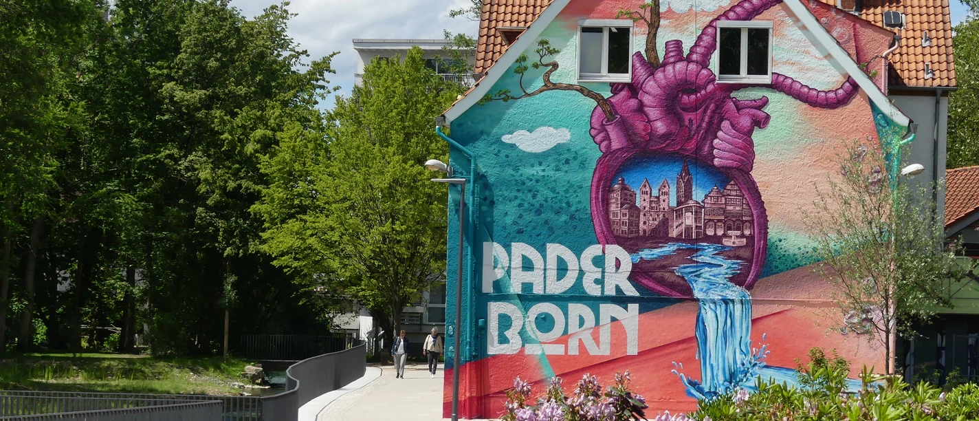 Farbprächtiges Graffiti an einer Hauswand im Mittleren Paderquellgebiet, symbolisiert Paderborn.