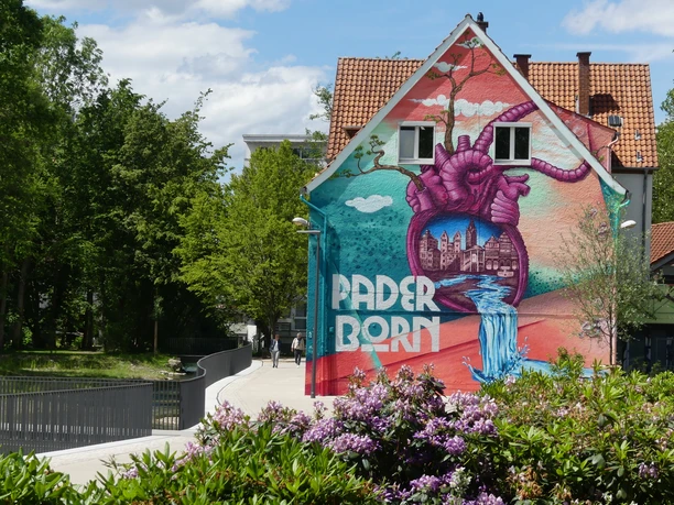 Herzgraffiti im Mittleren Paderquellgebiet Farbprächtiges Graffiti an einer Hauswand im Mittleren Paderquellgebiet, symbolisiert Paderborn.
