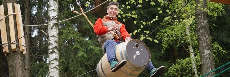 Fassrutsche im Kletterwald