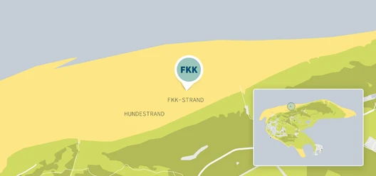 Die Karte zeigt den FKK-Strand und den Hundestrand auf einer Küstenlinie an der deutschen Küste. Der FKK-Bereich ist explizit markiert und grenzt direkt an den Hundestrand. Im Hintergrund ist das Meer zu erkennen.