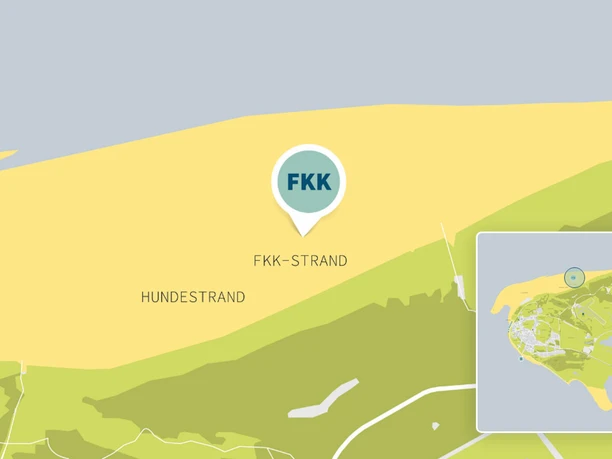 Die Karte zeigt den FKK-Strand und den Hundestrand auf einer Küstenlinie an der deutschen Küste. Der FKK-Bereich ist explizit markiert und grenzt direkt an den Hundestrand. Im Hintergrund ist das Meer zu erkennen.