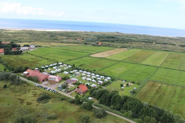 Campingplatz Aggen_4.JPG Der Campingplatz Aggen ist von oben zu sehen, eingebettet in grüne Felder nahe der Nordsee.