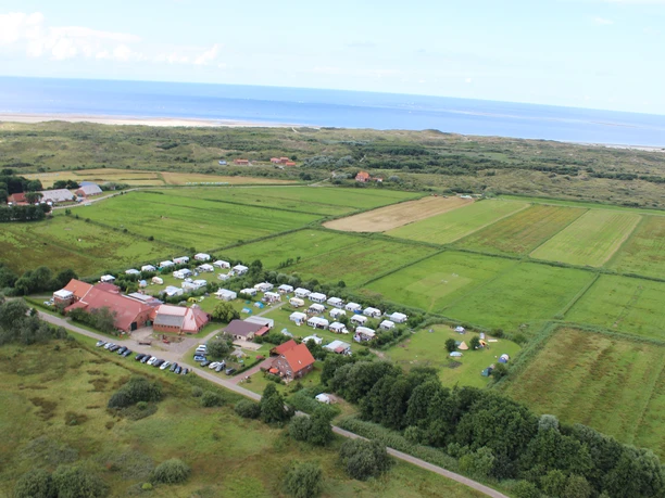 Campingplatz Aggen_4.JPG Der Campingplatz Aggen ist von oben zu sehen, eingebettet in grüne Felder nahe der Nordsee.