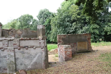 Ellerburg Ruinen der historischen Ellerburg mit verbliebenen Mauerresten, umgeben von dichtem Baumbestand.