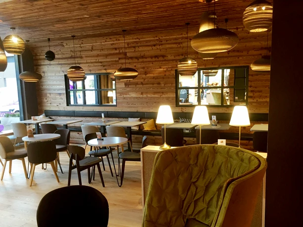 Adersheimer_3.png Modern gestaltete Bäckereifiliale des Löwenbäckers