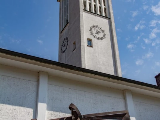 Gabriel-Kirche in Nettelstedt Gabriel-Kirche in Nettelstedt mit markantem Kirchturm und einzigartigem Metallkunstwerk an der Fassade.