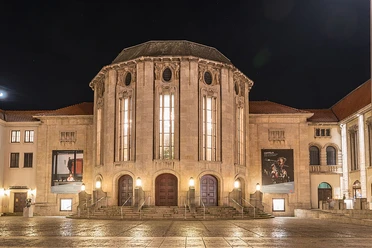 csm_Stadttheater_Bremerhaven_bei_Nacht_-_Dez._2016_-_Leroy_Lafrenz_Fotografie_3e1bd34836.jpg