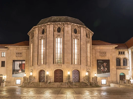 csm_Stadttheater_Bremerhaven_bei_Nacht_-_Dez._2016_-_Leroy_Lafrenz_Fotografie_3e1bd34836.jpg