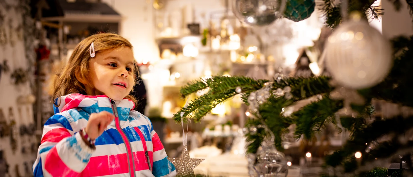 Weihnachtsmarkt, Mädchen, Tannenbaum, BraakFashion © Jörg Reichert.jpg Weihnachtsmarkt, Mädchen, Tannenbaum, BraakFashion © Jörg Reichert.jpg