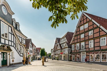 Rietberg-Rathausstr-prowiGT-Wallenfang.jpg Historische Fachwerkhäuser säumen eine sonnige Straße in einer charmanten deutschen Altstadt.