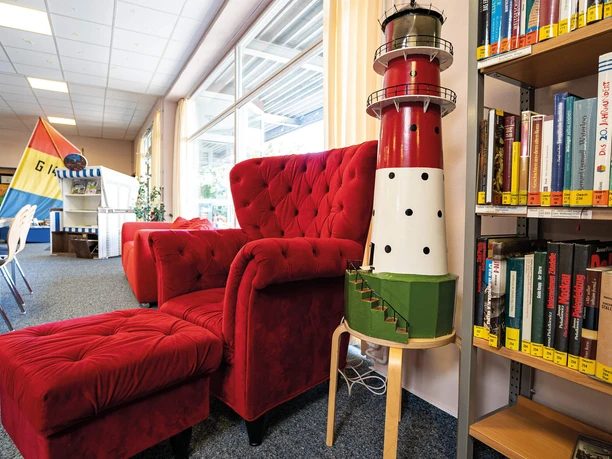 Die Sitzecke in der Bibliothek am Meer in Büsum