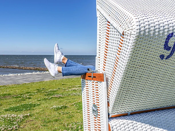 Entspannen im Strandkorb am Gründeich in Büsum Entspannen im Strandkorb am Gründeich in Büsum