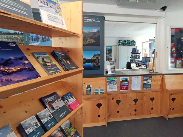 schalterbereich-tourismusbuereau-naturpark-diemtigtal.jpg